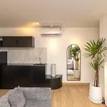 2 Bedrooms For 3 Guest Comfy Home At Heart Of Silom - 7A